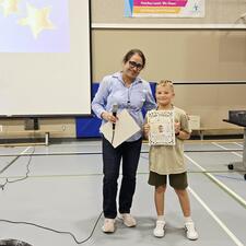 Student receiving Bulldog award
