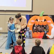 Student receiving Bulldog award